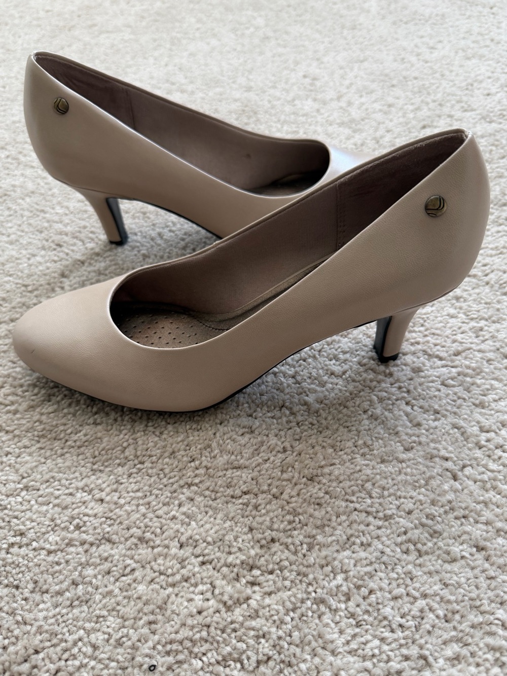 LifeStride Beige Parigi Pumps rounded toe small metallic logo Women’s 7.5